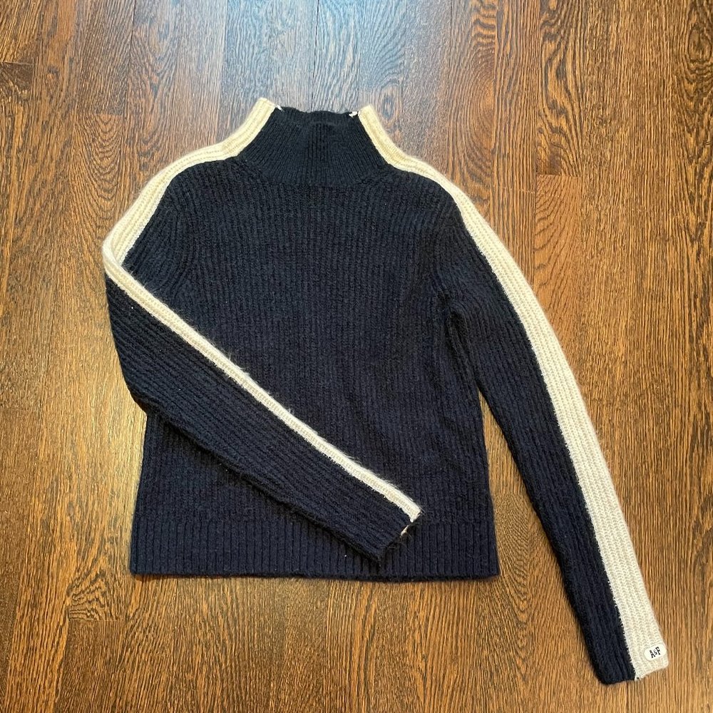Super Soft Abercrombie and Fitch Navy and White Sweater